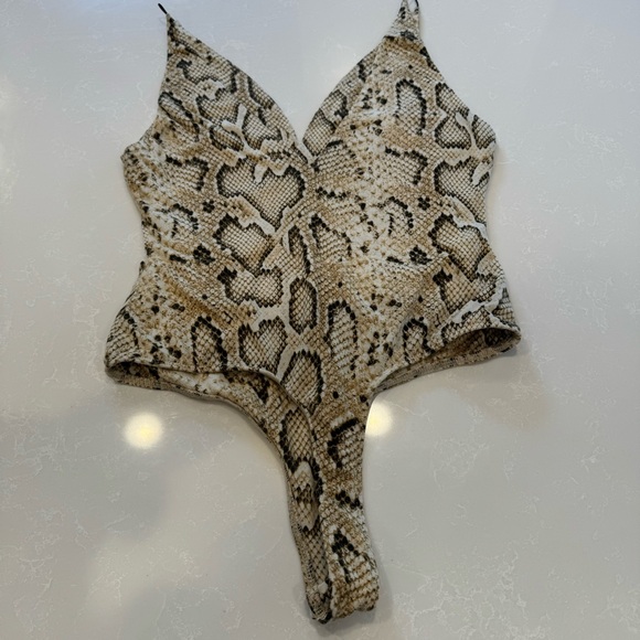 ASTR The Label tank top. Fun snake skin print. Good condition. Size M - Picture 3 of 3